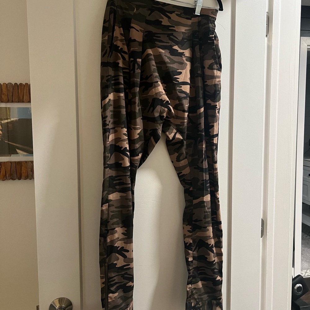 Hot and Delicious Size large Cargo pants